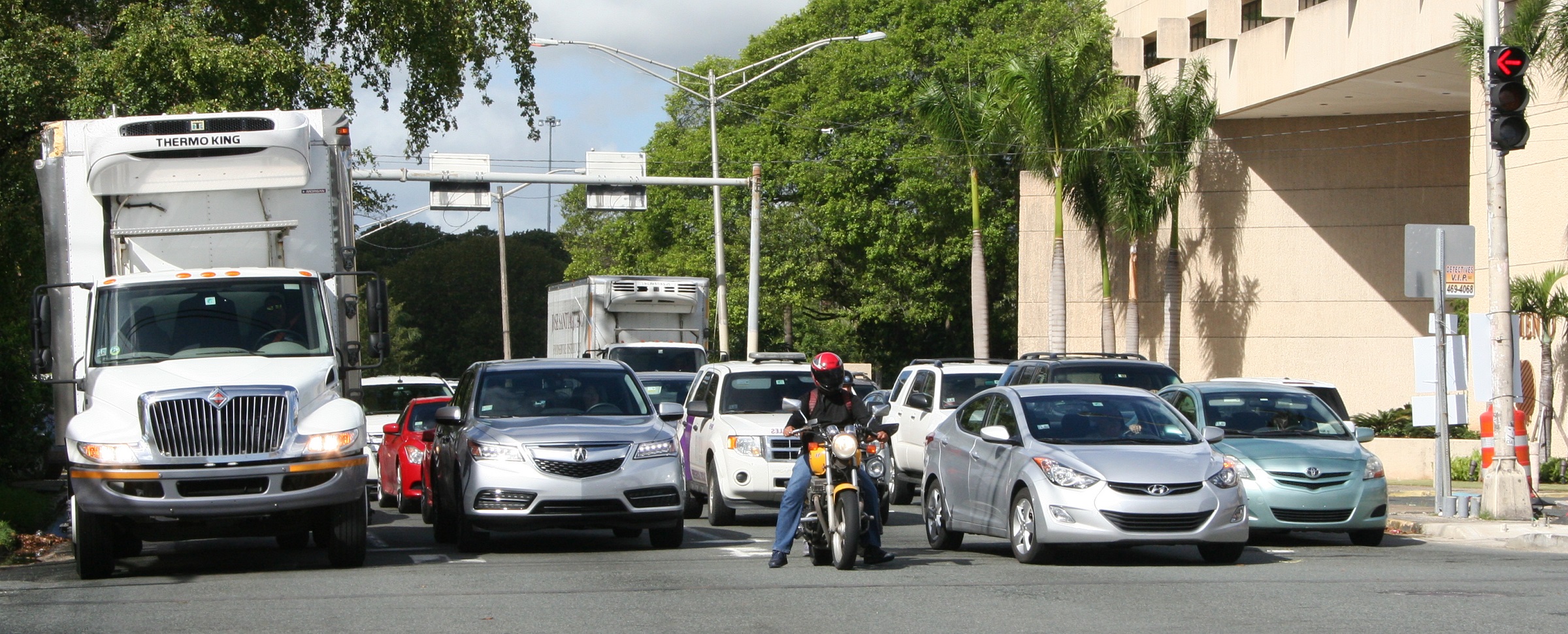 motorcycle lane filtering to stop light