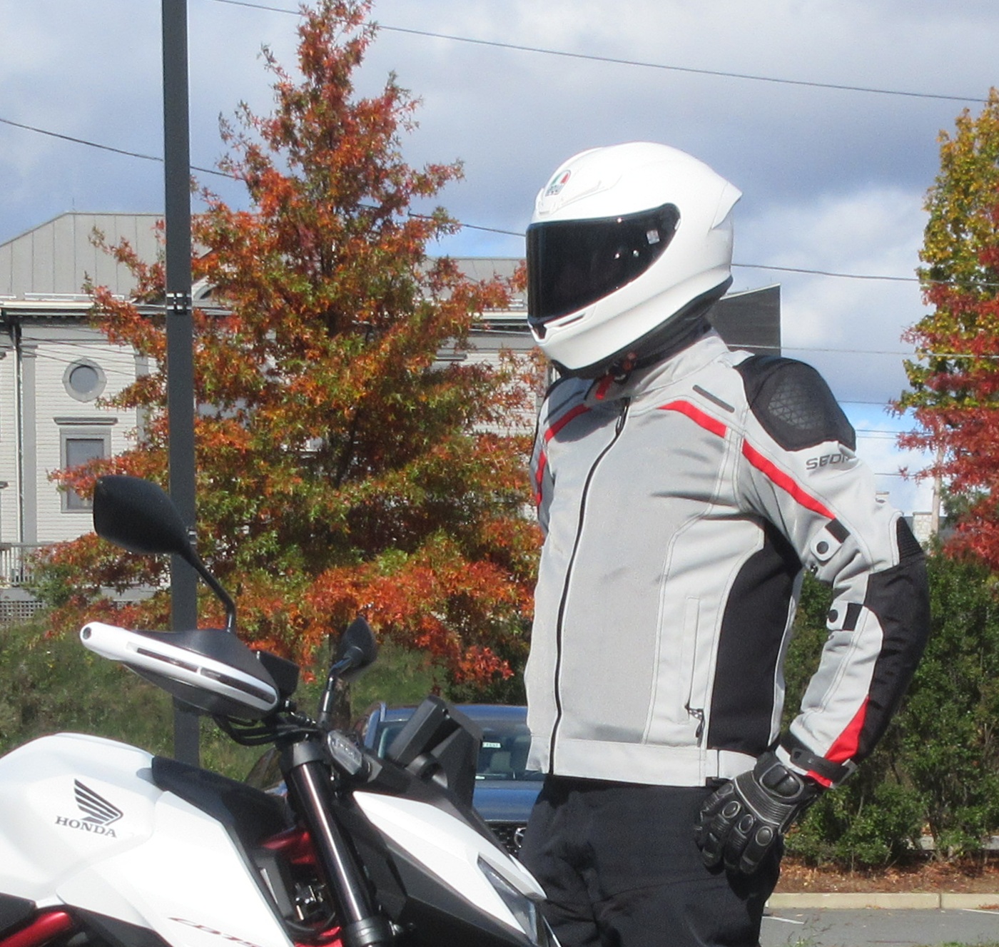the author wearing the Sedici Alexi 2 in silver/gray with red accents, outdoors on a fall day
